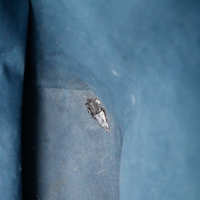 Detail coins inferieurs Louis Vuitton Noe Epi bleu usure visible — AMANA Vintage