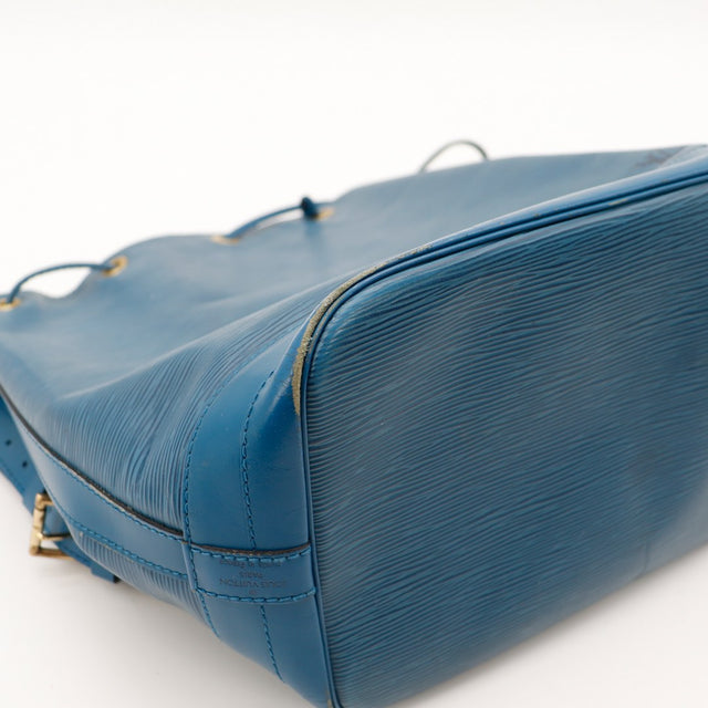 Detail coin superieur Louis Vuitton Noe Epi bleu frottements — AMANA Vintage