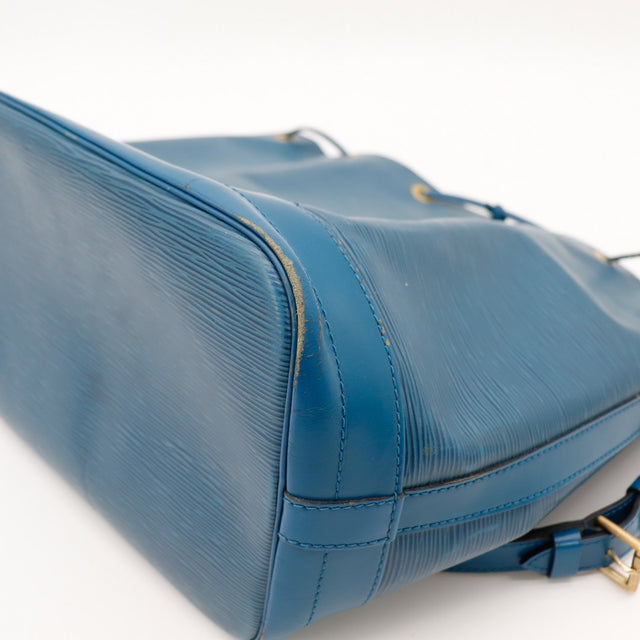 Detail bandouliere Louis Vuitton Noe Epi bleu gravure Paris — AMANA Vintage