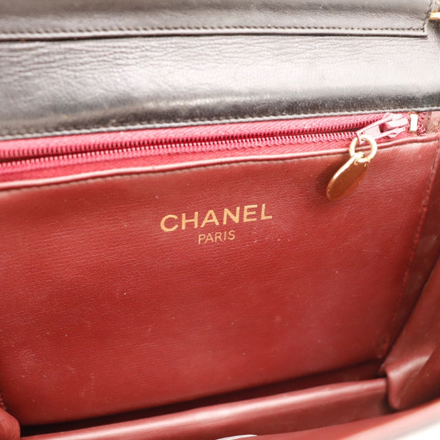Vue du rabat Chanel Timeless cuir d'agneau matelassé noir occasion authentique — AMANA Vintage