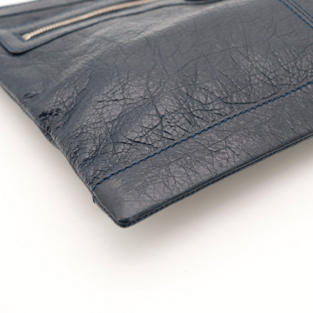 Détail coin inférieur droit Balenciaga City Clip cuir agneau bleu marine — AMANA Vintage