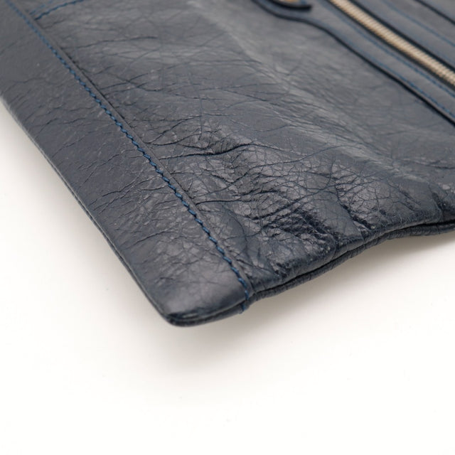 Détail coin inférieur gauche Balenciaga City Clip cuir bleu marine — AMANA Vintage