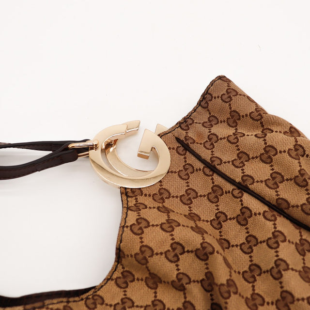 Detail breloque Interlocking G doree sac Gucci Hobo canvas beige occasion — AMANA Vintage