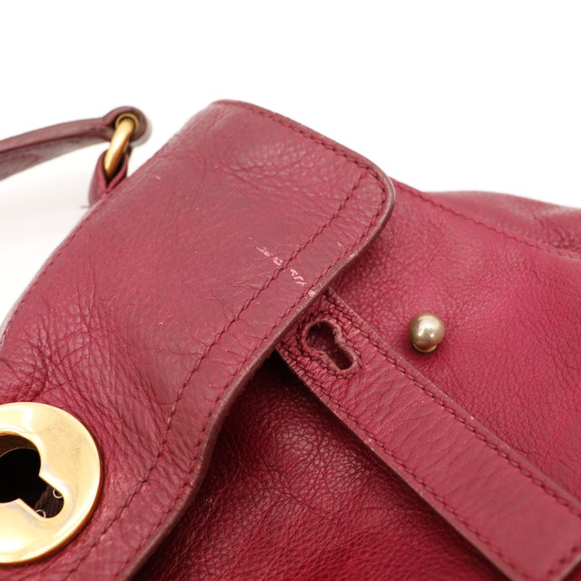Détail coin et rabat sac Yves Saint Laurent Muse bordeaux griffures visibles — AMANA Vintage