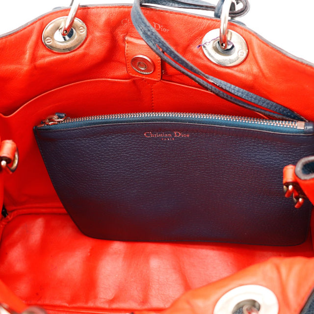Détail coin inférieur Christian Dior Diorissimo bleu marine légers frottements — AMANA Vintage