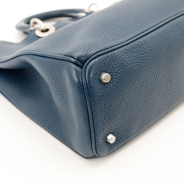 Fond et coins Christian Dior Diorissimo bleu marine vue rapprochée — AMANA Vintage