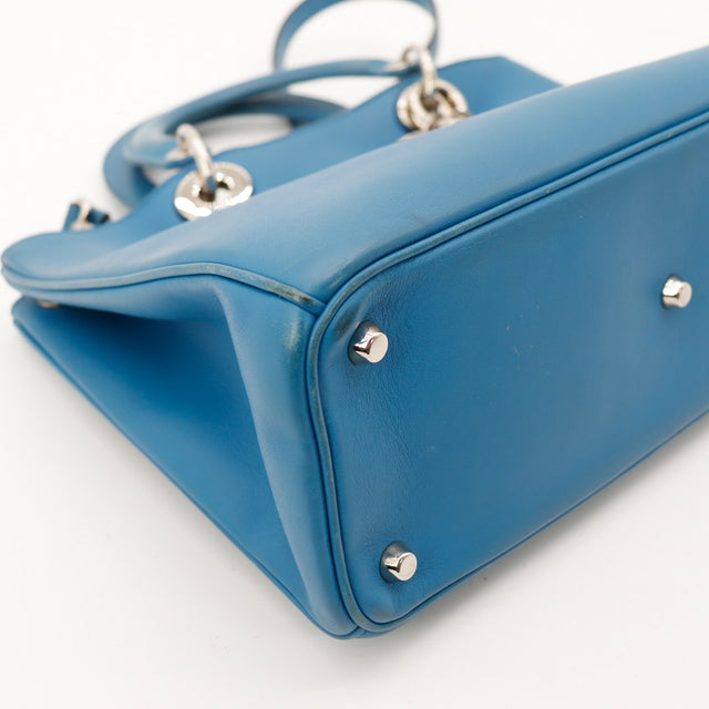 Detail coin inferieur sac Dior Diorissimo cuir bleu canard legers frottements — AMANA Vintage