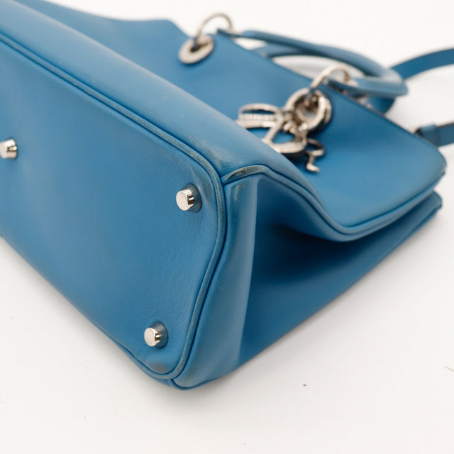 Vue coin lateral bas sac Diorissimo bleu canard pieds argentes — AMANA Vintage