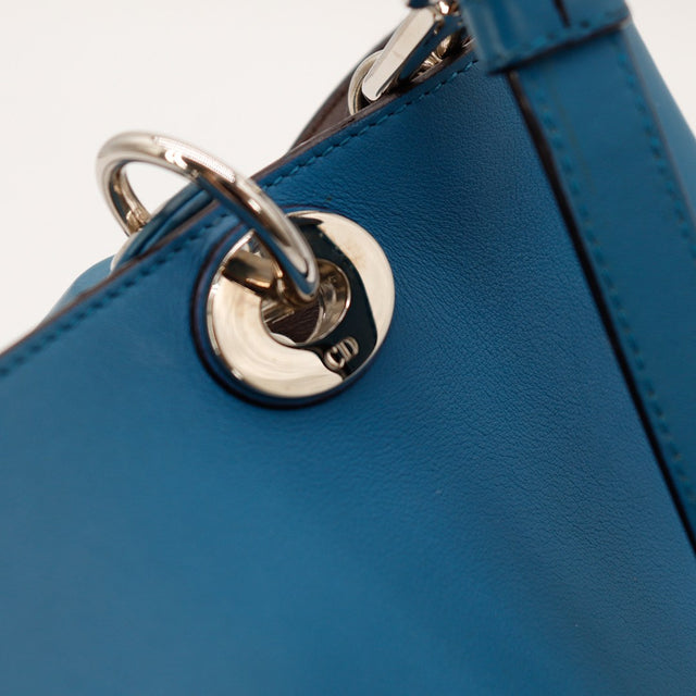 Detail anneau fixation anse sac Christian Dior Diorissimo cuir bleu — AMANA Vintage