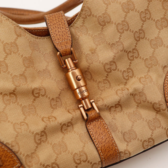 Détail fermeture bambou dorée Gucci Hobo occasion — AMANA Vintage