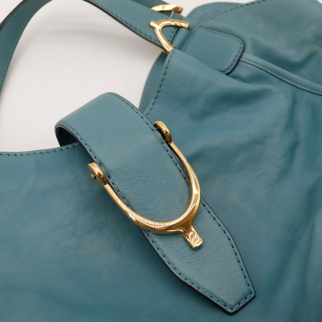Detail fermoir etrier dore Gucci Hobo Stirrup cuir vert — AMANA Vintage