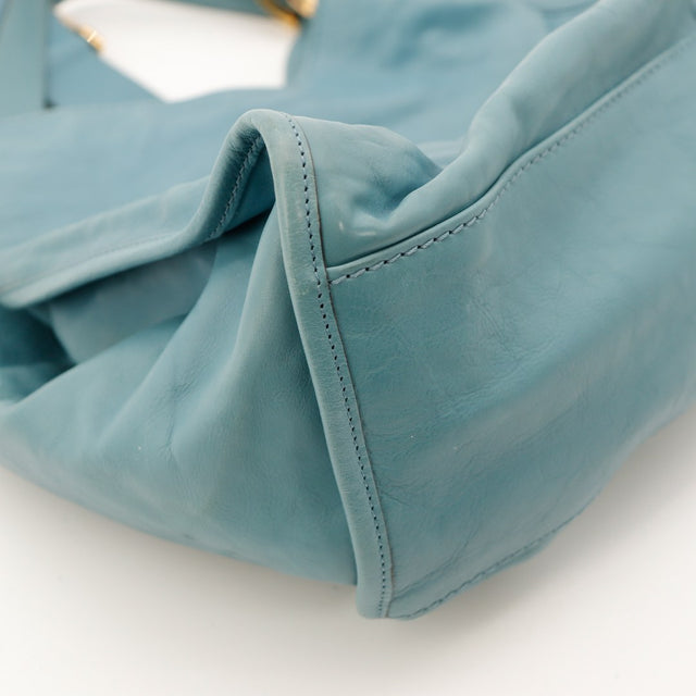 Detail coin inferieur Gucci Hobo Stirrup cuir vert canard — AMANA Vintage