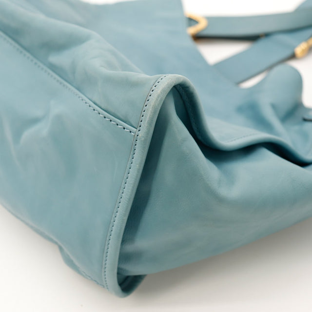 Detail coin lateral Gucci Hobo Stirrup cuir lisse vert — AMANA Vintage