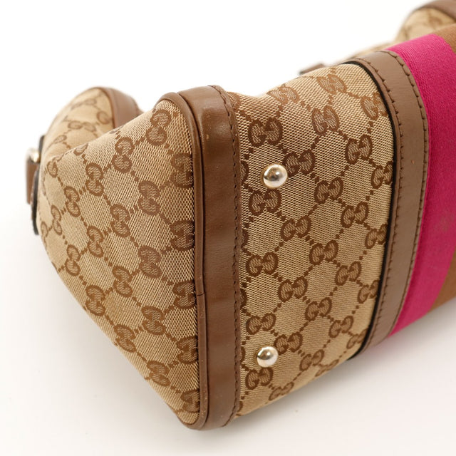 Detail coins inferieurs Gucci Boston Web toile GG occasion — AMANA Vintage