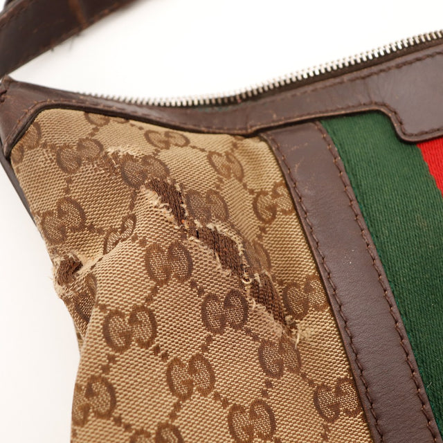 Detail coin inferieur Gucci Hobo Web usure cuir marron occasion — AMANA Vintage