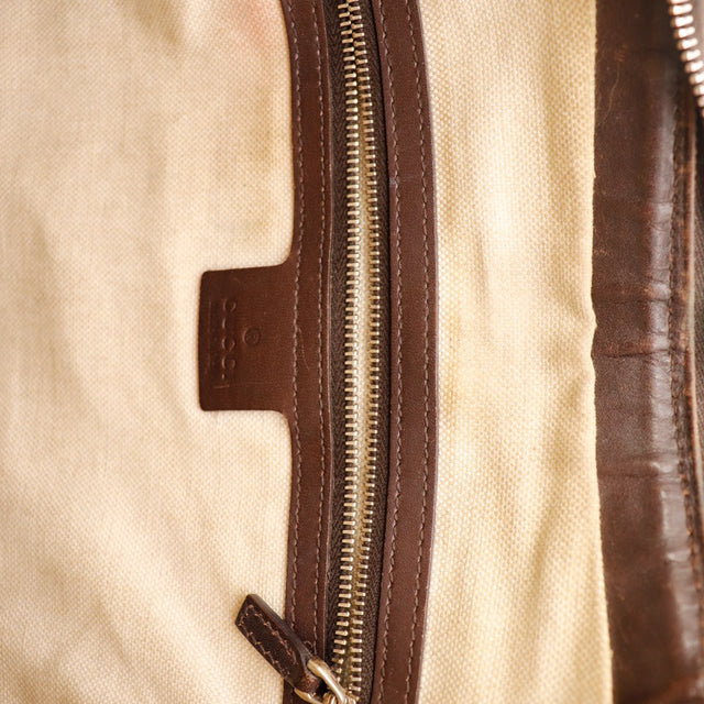 Detail coin inferieur Gucci Hobo Web frottements cuir occasion — AMANA Vintage