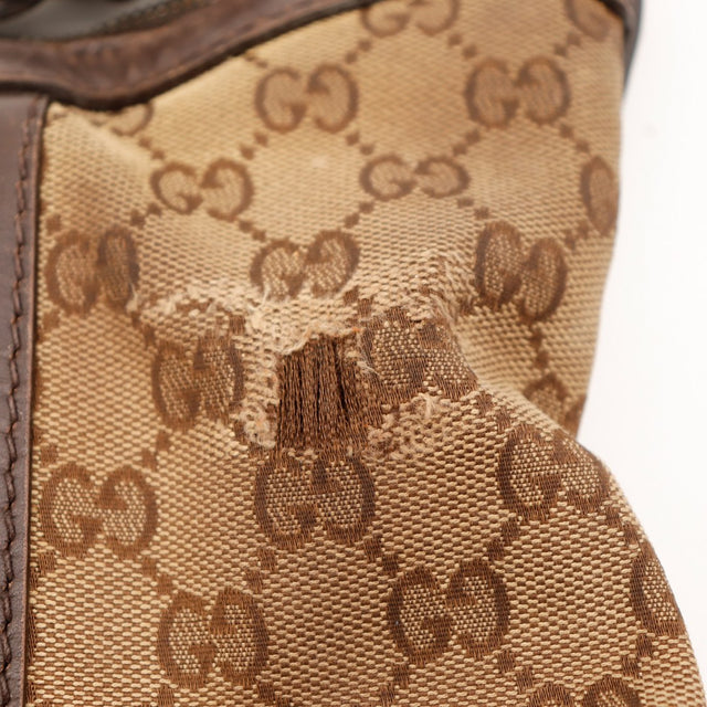 Detail interieur Gucci Hobo Web doublure tache rouge occasion — AMANA Vintage