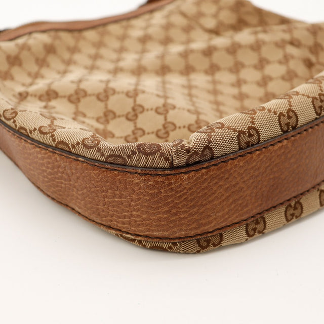Détail coin inférieur Gucci Hobo Bambou canvas et cuir — AMANA Vintage