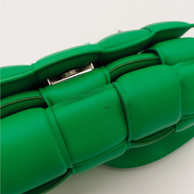 Détail de l'étiquette intérieure Bottega Veneta Padded Cassette vert Parakeet occasion authentique — AMANA Vintage
