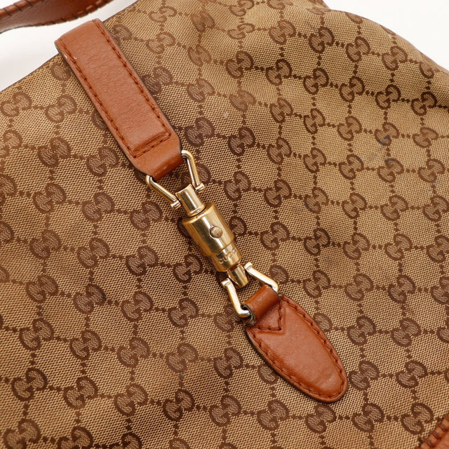 Détail fermoir piston Jackie Gucci doré canvas GG — AMANA Vintage
