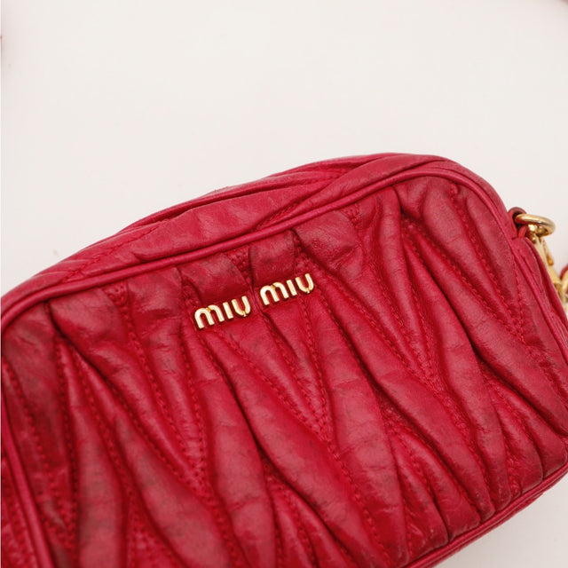 Vue du fond Miu Miu Mini Camera Bag cuir matelassé rouge occasion authentique — AMANA Vintage