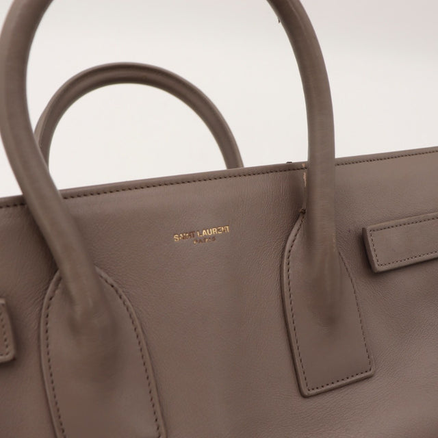 Vue de l'intérieur ouvert Saint Laurent Sac de Jour Small cuir lisse taupe occasion authentique — AMANA Vintage