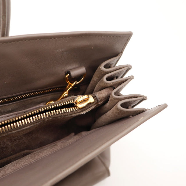 Vue de dos Saint Laurent Sac de Jour Small cuir de veau lisse taupe occasion authentique — AMANA Vintage