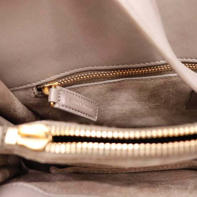 Vue du dessous Saint Laurent Sac de Jour Small cuir lisse taupe occasion authentique — AMANA Vintage
