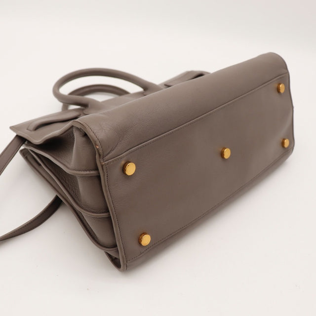 Vue de la bandoulière Saint Laurent Sac de Jour Small cuir lisse taupe occasion authentique — AMANA Vintage