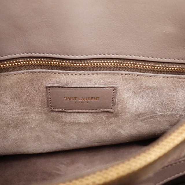 Détail du logo Saint Laurent Sac de Jour Small cuir lisse taupe occasion authentique — AMANA Vintage