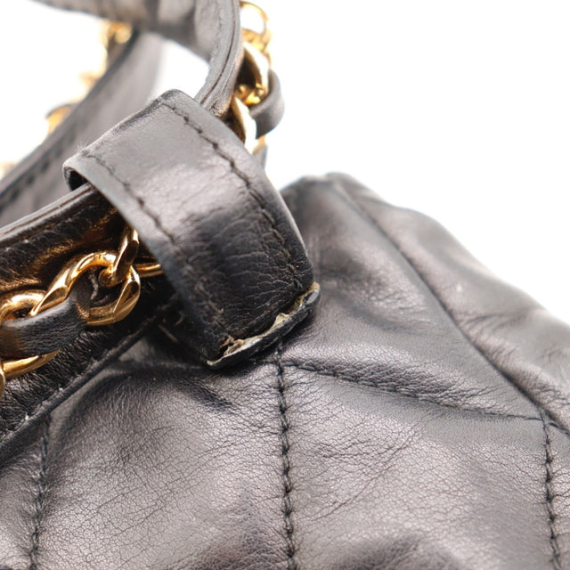 Vue de profil Chanel Sac Ceinture cuir d'agneau matelassé noir occasion authentique — AMANA Vintage
