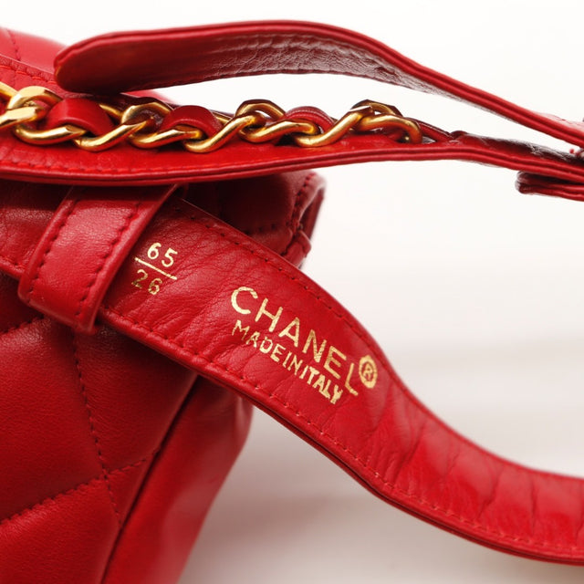 Vue d'ensemble Chanel Sac Ceinture cuir d'agneau matelassé rouge occasion authentique — AMANA Vintage