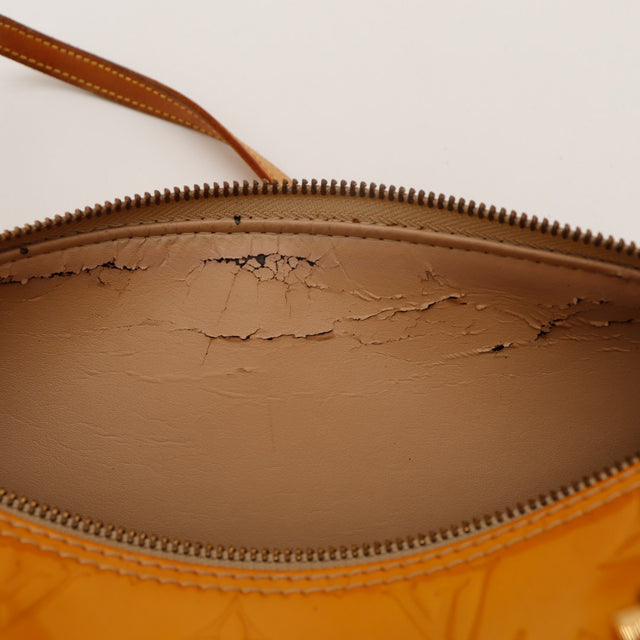 Détail cadenas LV et zip Louis Vuitton Bedford Vernis caramel — AMANA Vintage