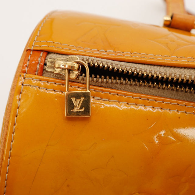 Détail surface vernis Monogram Louis Vuitton Bedford caramel — AMANA Vintage