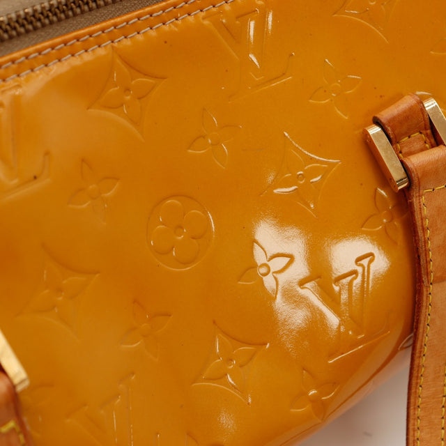 Détail extrémité cylindrique Louis Vuitton Bedford Vernis caramel — AMANA Vintage
