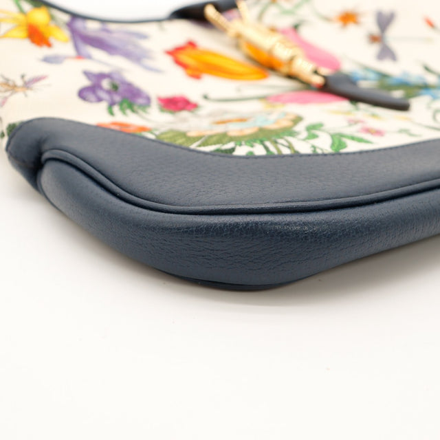 Détail coin inférieur gauche Gucci Jackie Flora cuir marine traces légères — AMANA Vintage