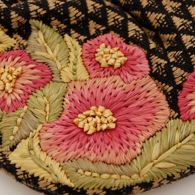 Détail broderie rafaïa florale Gucci Hobo Bambou gros plan — AMANA Vintage