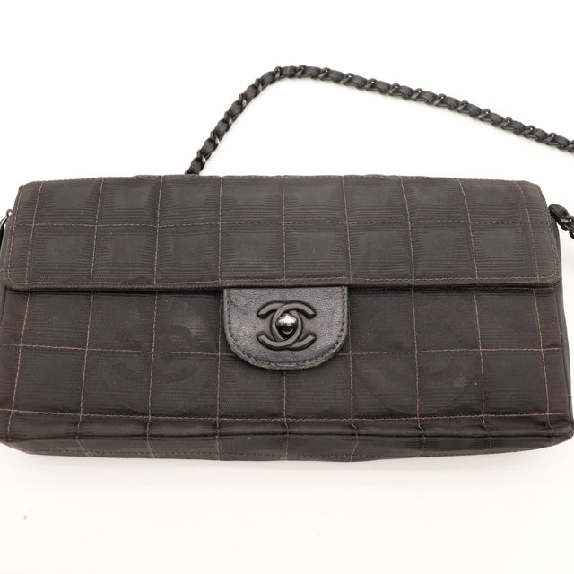 Détail fermoir CC cuir décoloré sac Chanel Travel Line — AMANA Vintage