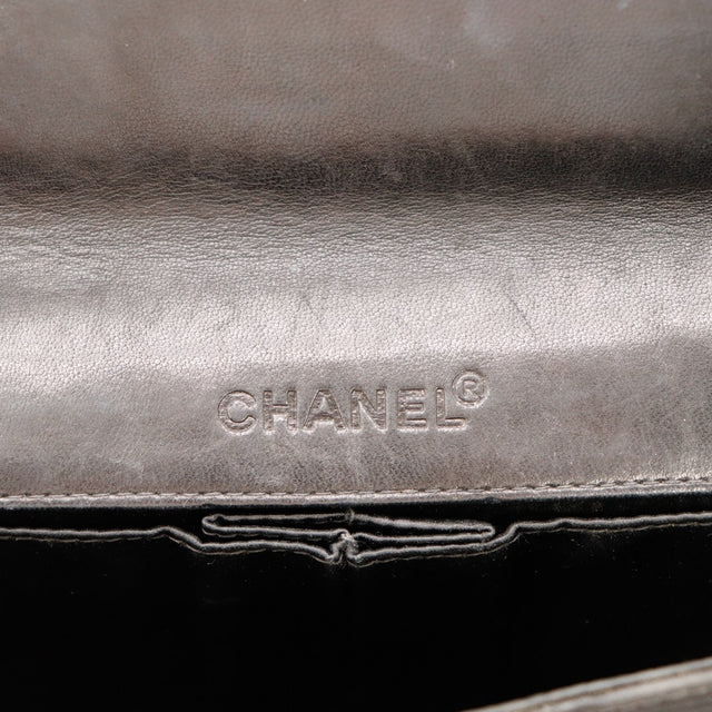 Détail coin inférieur frottements sac Chanel Travel Line nylon noir — AMANA Vintage