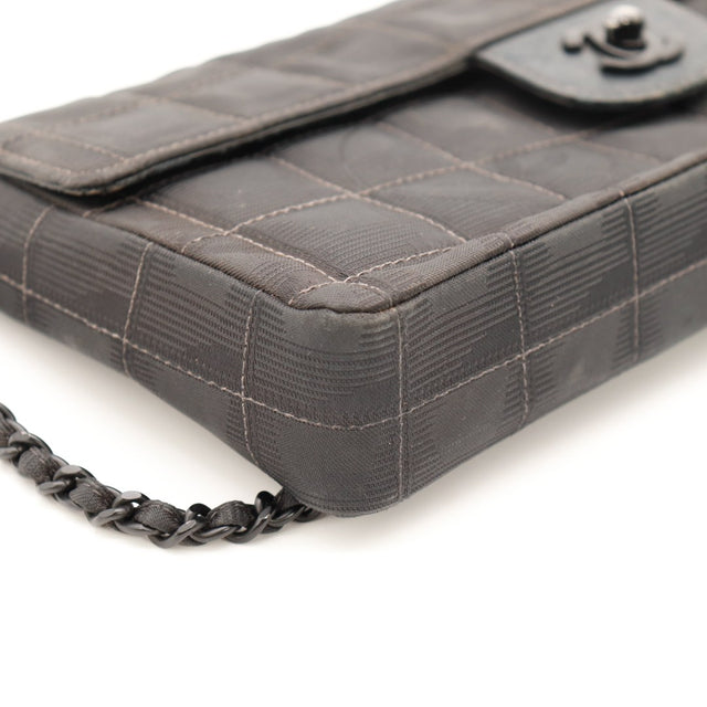 Détail coin bas angle chaîne laquée sac Chanel Travel Line — AMANA Vintage