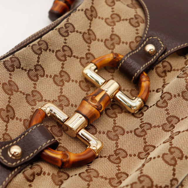 Détail anse et languette cuir Gucci script doré Hobo Bambou — AMANA Vintage