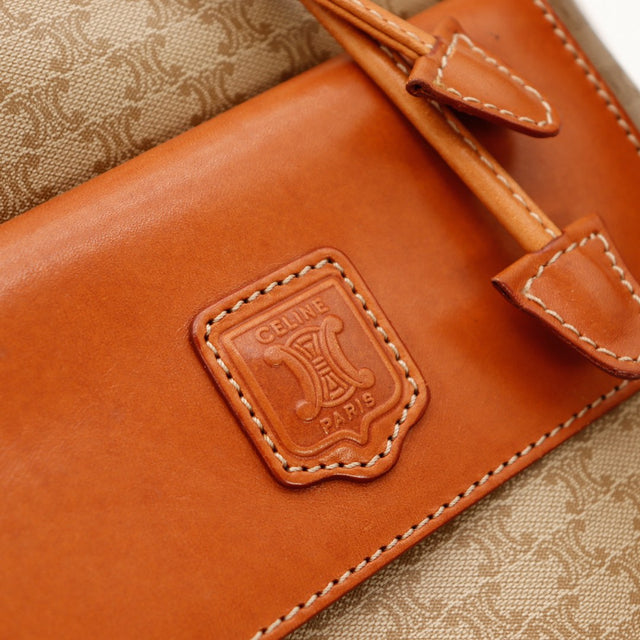 Gros plan écusson Celine Paris cuir cognac vintage — AMANA Vintage