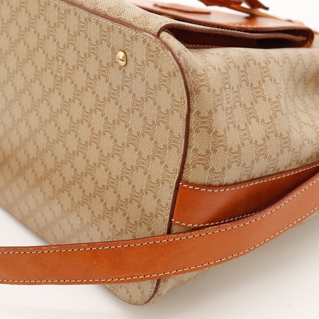 Détail coin latéral bas sac seau Celine Macadam cuir cognac — AMANA Vintage