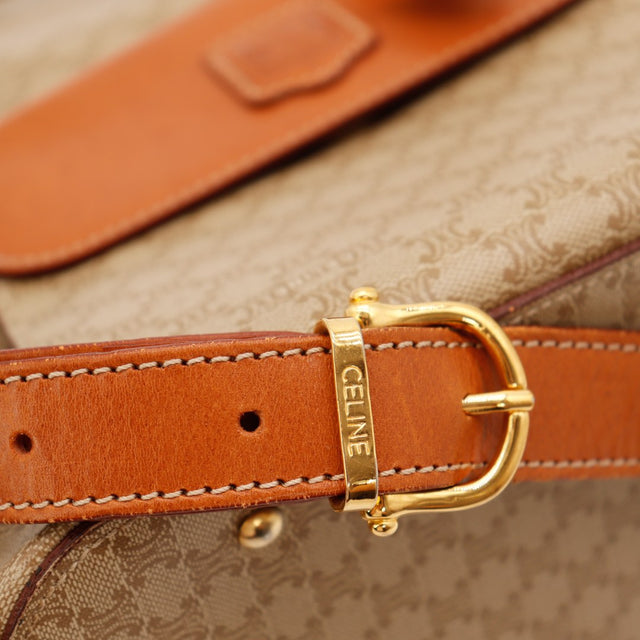 Gros plan boucle dorée Celine bandoulière réglable sac seau Macadam — AMANA Vintage