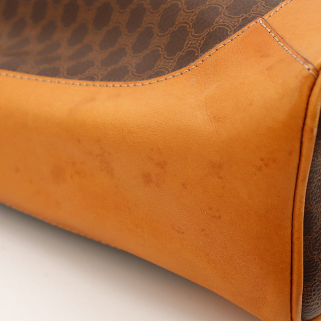Détail coins Celine Seau Macadam marques sur le cuir cognac — AMANA Vintage