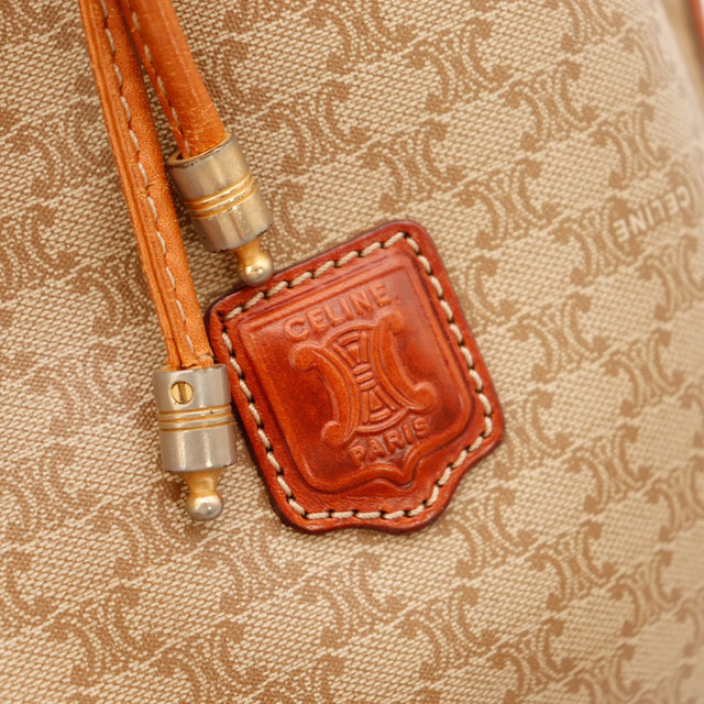 Détail médaillon Celine Paris cuir bordeaux cordelette dorée seau Macadam — AMANA Vintage