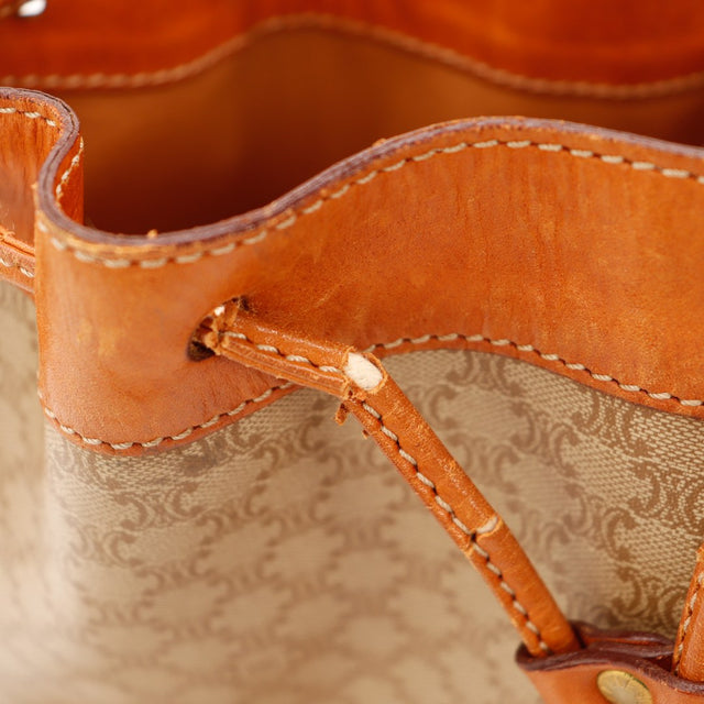 Détail cordelette cuir usée œillets intérieur seau Celine Macadam — AMANA Vintage