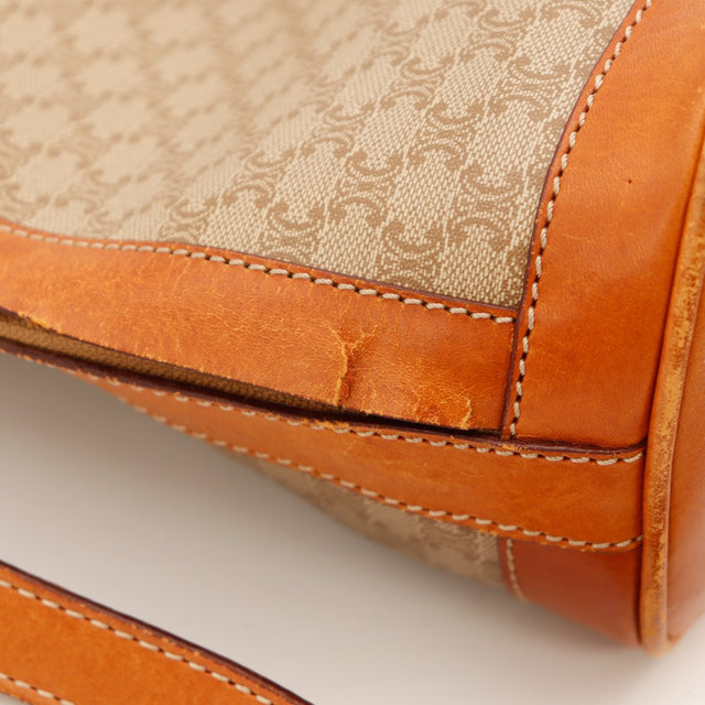 Détail coin inférieur craquelures cuir seau Celine Macadam — AMANA Vintage