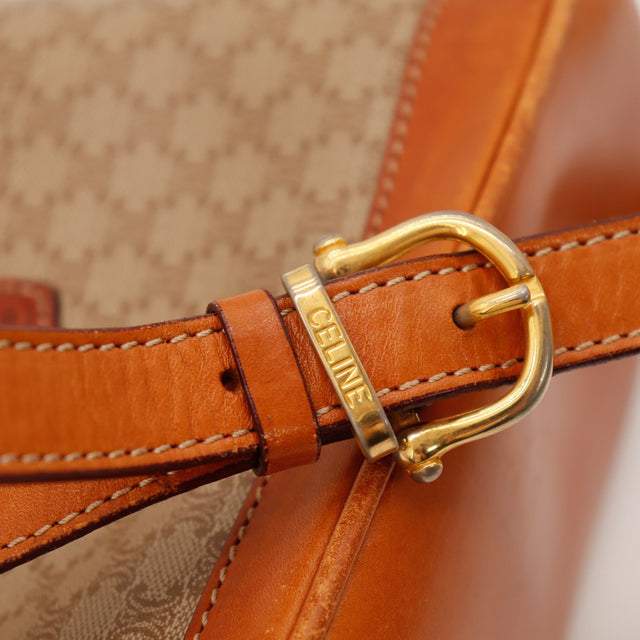 Détail boucle dorée Celine bandoulière cuir cognac seau Macadam — AMANA Vintage
