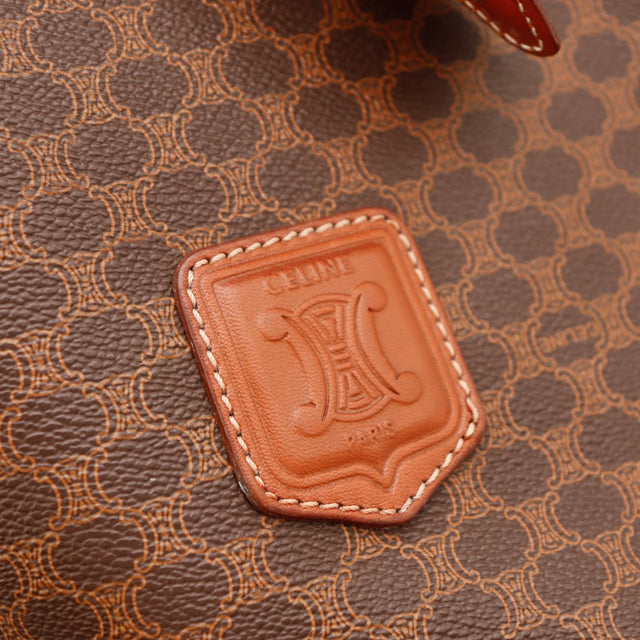 Détail patch cuir Celine Paris motif Triomphe toile Macadam — AMANA Vintage